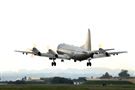 P3C反潛機實施連續落地起飛訓練。〈記者邱榮吉/屏東拍攝〉
