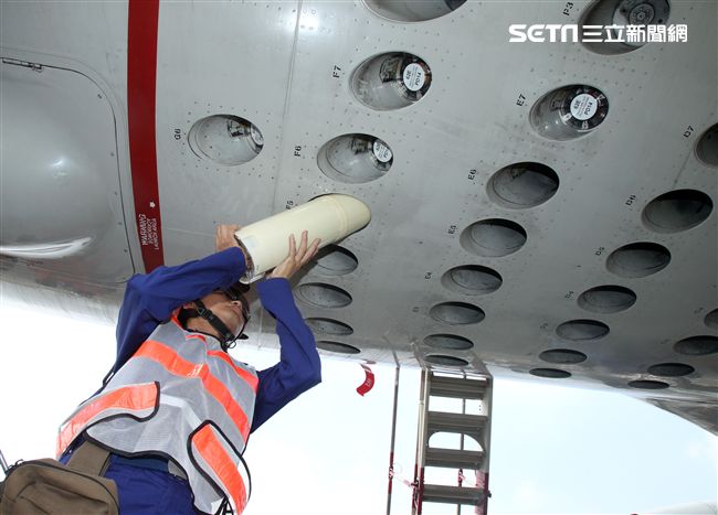 地勤人員填補SSQ-62E主動聲標。〈記者邱榮吉/屏東拍攝〉