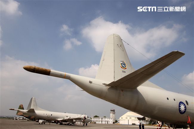 空軍向美採購十二架P-3C反潛巡邏機，已全數返抵國內，隷屬屏東空軍基地反潛大隊，該大隊正加強空地勤人員換裝訓練，預定年底舉行P-3C成軍典禮。（記者邱榮吉/屏東拍攝）