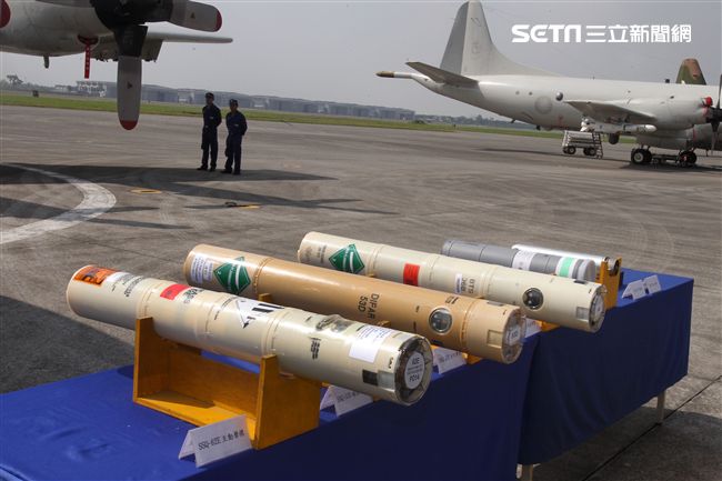 P3C反潛機攜帶SSQ-62E主動聲標、SSQ-53D被動聲標、SSQ-36B水纹聲標。〈記者邱榮吉/屏東拍攝〉