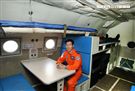 P3C反潛機空間夾小飛官自行找地板空位以簡單的瑜伽墊鋪開來休息。