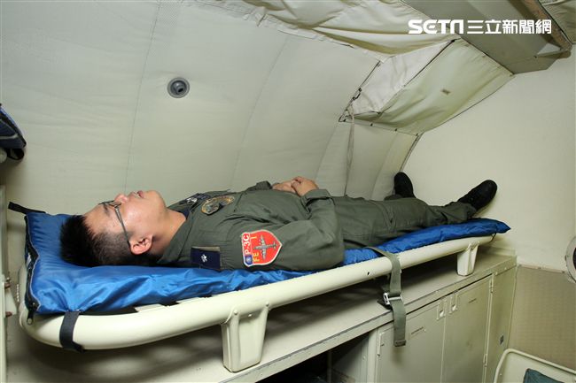 P3C反潛機空間夾小飛官自行找地板空位以簡單的瑜伽墊鋪開來休息。