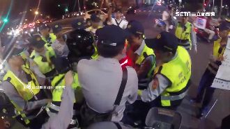 台大騎士爭取路權　遭30名警力逮捕