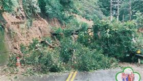 坍方釀成雙向封閉。（圖／翻攝自道路資訊工作室）