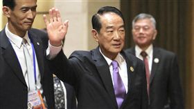 宋楚瑜越南出席記者會　向媒體揮手致意2017年亞太經濟合作會議（APEC）經濟領袖會議11日在越南峴港市落幕，台灣APEC領袖代表宋楚瑜（中）會後出席記者會，向在場媒體記者揮手致意。中央社記者吳翊寧越南峴港攝　106年11月11日