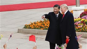 川普赴人民大會堂（1）中國大陸9日以隆重軍禮歡迎美國總統川普到訪。川普繫醒目的大紅色領帶，多次主動與中國國家主席習近平握手。圖為中國國家主席習近平在北京人民大會堂東門外廣場舉行歡迎儀式。（中新社）中央社　106年11月9日