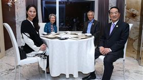 新加坡總理李顯龍公布他和何晶、宋楚瑜及宋鎮邁進行茶敘照片。（翻攝李顯龍臉書）
