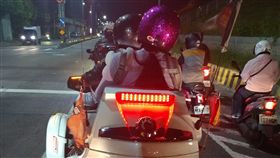 網友拍下劉姓一家三口停等紅燈的最後身影。（圖／翻攝畫面）