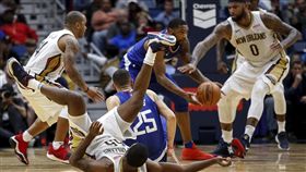 ▲鵜鶘與快艇在第2節的籃下混戰。（圖／美聯社／達志影像）