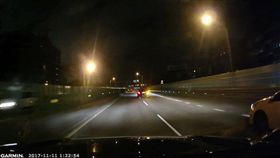 小黃司機搖下車窗對員警大喊「6X88酒駕！」（圖／翻攝畫面）