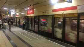 北捷推聲音地景  5站環境音樂啟用（1）台北市文化局繼去年請資深音樂人設計5個捷運站的專屬環境音樂後，另向民眾徵件，13日有5站專屬環境音樂啟用。圖為東門站，音樂主題為「戲遊東門」。中央社記者梁珮綺攝  106年10月13日