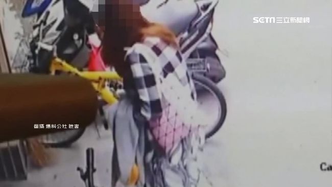 值得嗎？女背名牌包偷走萬元腳踏車