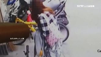 值得嗎？女背名牌包偷走萬元腳踏車