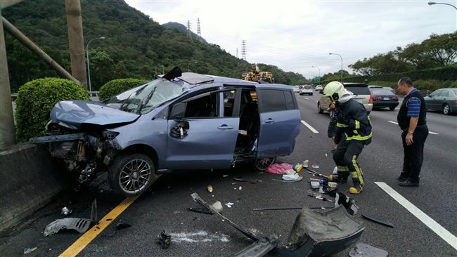小轎車國道失控　自撞分隔島釀3人傷