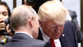 APEC會議　川普蒲亭交換意見（2）亞太經濟合作會議（APEC）經濟領袖閉門會議11日在越南峴港舉行，美國總統川普（Donald Trump）（右）與俄羅斯總統蒲亭（Vladimir Putin）（前左）交換意見。中央社記者吳翊寧越南峴港攝　106年11月11日