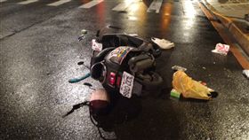 潘女撞上騎著U-Bike正要過馬路的朱少。（圖／翻攝畫面）