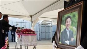 遺體今年才尋獲…世越號沉沒捨身救學生　英勇老師終於安息＿韓聯社