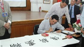 馬英九揮毫　自豪沒因寫字吃過虧（1）第六屆南書盃全國書法比賽頒獎典禮12日在台南一中舉行，前總統馬英九（前右）出席頒獎表揚各組的前3名，並現場揮毫。中央社記者楊思瑞攝　106年11月12日