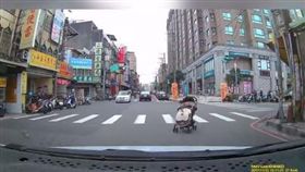 嬰兒車滑出來_爆料公社