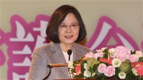 蔡總統出席醫師節慶祝大會總統蔡英文12日在台北圓山大飯店出席「第70屆醫師節慶祝大會暨資深醫師及醫療典範頒獎典禮」，致詞感謝醫師守護照顧民眾健康。中央社記者謝佳璋攝　106年11月12日