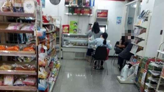 女奧客零消費　還拿超商報紙邊配飯
