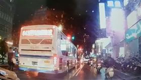 吳莉貞穿越車陣中。（圖／翻攝畫面）