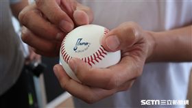 吳俊良談亞冠賽比賽用球。（圖／記者王怡翔攝）