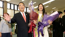 APEC代表團返台　宋楚瑜宋鎮邁接受獻花2017年亞太經濟合作會議（APEC）經濟領袖會議台灣代表團成員12日搭機返台，領袖代表宋楚瑜（前左）與女兒宋鎮邁（前右）在機場獲熱烈歡迎，並接受獻花。中央社記者邱俊欽桃園機場攝　106年11月12日