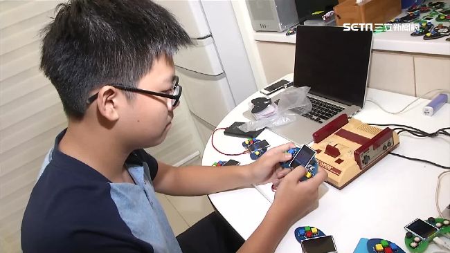 靠5萬元　國三生研發全球最小遊戲機