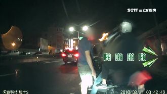 被甩棍男攔下　騎士「啪啪啪」擊退他