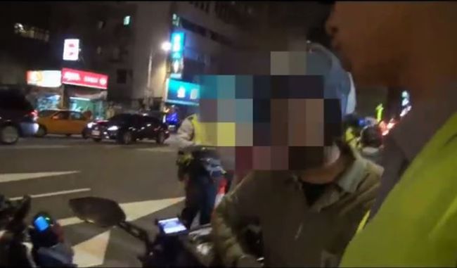 騎士待轉遭強制盤查　警公布勸導畫面