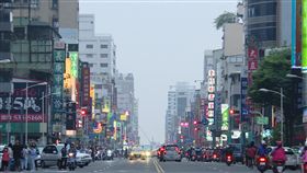 高雄青年路，懸日