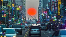 高雄青年路，懸日（翻攝自高雄旅遊網）