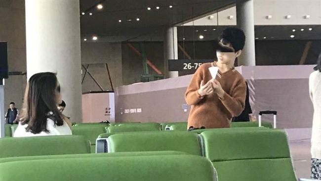 機場角落的手足互動　讓網友全淚崩