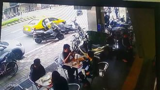 命中注定？違停+三寶　騎士慘被擊落