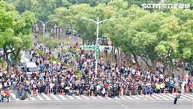 上百民眾攝影愛好者搶拍高雄「懸日」奇景。（圖／翻攝自高雄旅遊網）