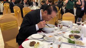 已燃燒殆盡　他不捨宋楚瑜急吞河粉　