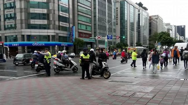 騎士揪路過中山分局轄區　大批警待命