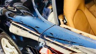 保時捷風光迎娶！鞭炮沒丟準…GG了