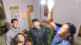 ▲陳傑（右一）、余嘉軒（右二）、和楊俊瀚（左後）擔任「照明大使」。（圖／翻攝自陳傑臉書）