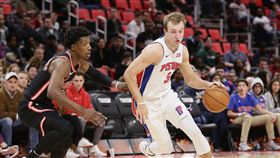 ▲Luke Kennard（右）在關鍵時刻跳出，幫助活塞拉開比數贏得勝利。（圖／美聯社／達志影像）