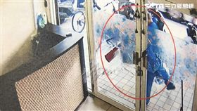 陳男酒後前往養生館消費，並向女按摩師要求全套服務遭拒，竟將女按摩師壓在地上痛毆，接著拿起滅火器砸毀玻璃門，警方獲報前往逮人，訊後依傷害及毀損罪移送法辦（翻攝畫面）