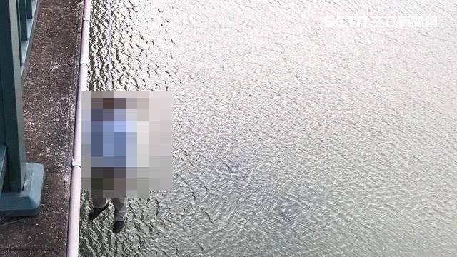 驚嚇度破表！騎車驚見「懸空屍體」⋯