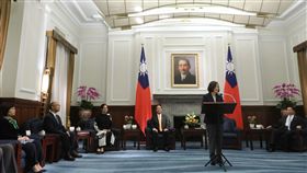 總統蔡英文接見亞太經濟合作經濟（APEC）領袖會議代表團。（總統府提供）