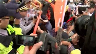 八百壯士抗議年改　與警爆發激烈推擠