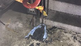 警消人員發現樓梯間有一間雨衣莫名起火燃燒。（圖／翻攝畫面）
