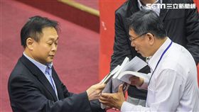 台北市長柯文哲13日赴市議會接受總質詢，台北市議員王世堅贈書 圖／記者林敬旻攝