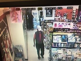 監視器錄下鄭男提領贓款的畫面。（圖／翻攝畫面）