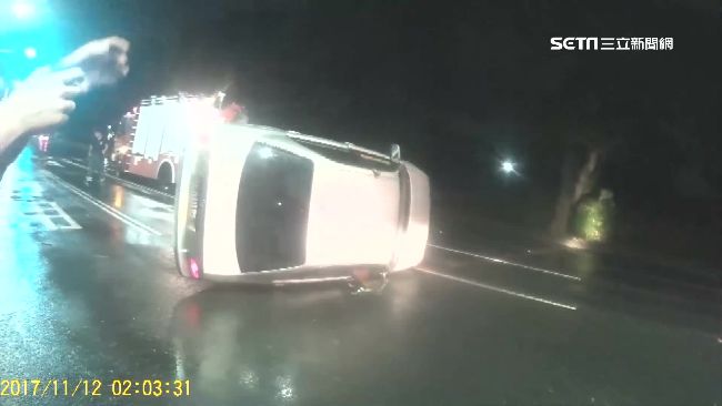 老公喝酒妻暖代駕　不熟路況自撞翻車