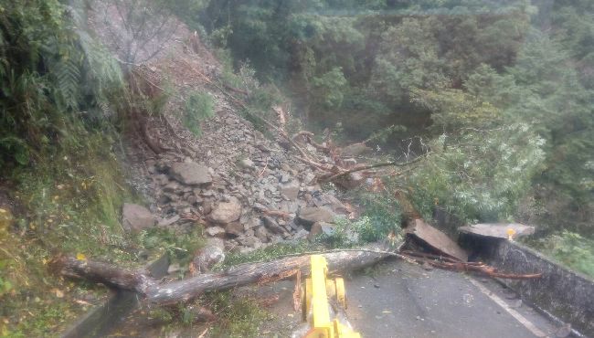 北橫公路宜蘭明池段坍方中斷 估晚間6時可搶通 | 生活 | 三立新聞網 SETN.COM